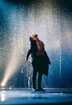 Шоу под дождем "Признание в любви"