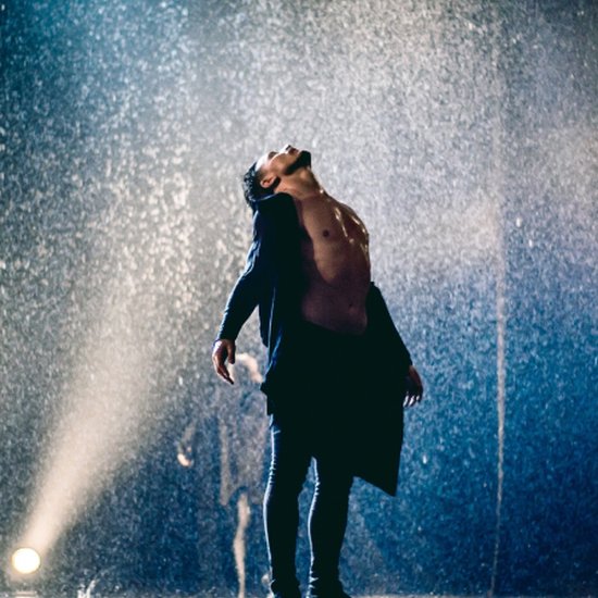 Шоу под дождем "Признание в любви"