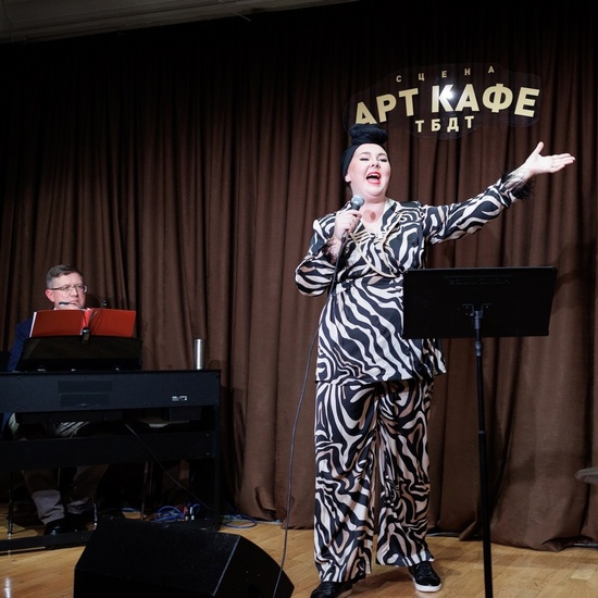 В очереди за Адель