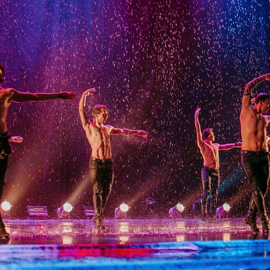 Шоу под дождем. "И где, ..., счастье!"