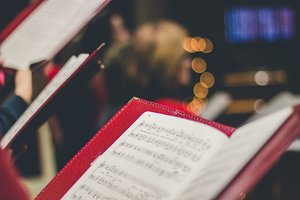 Она как золото блестит