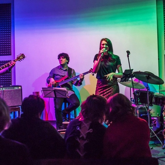 Сегодня праздник у девчат