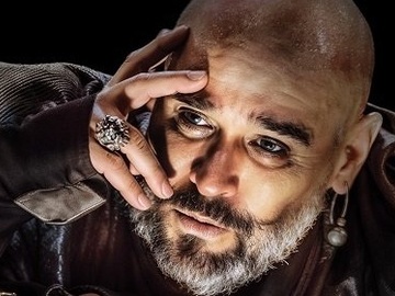 Максим Аверин в спектакле "Лев зимой"